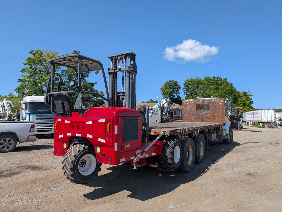2014 Peterbilt 335 Moffett Truck