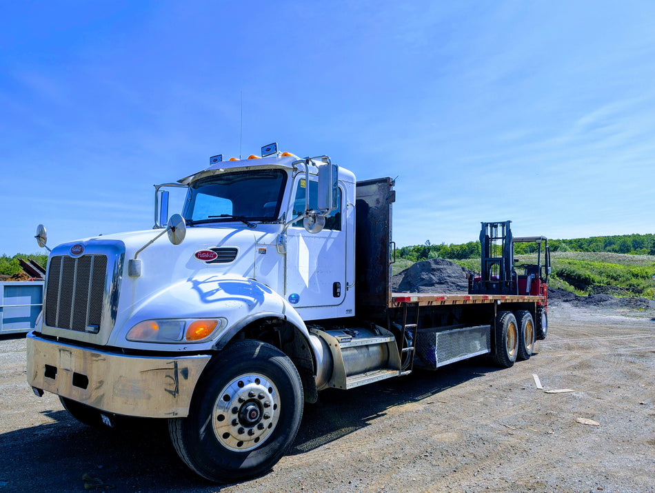 2014 Peterbilt 335 Moffett Truck