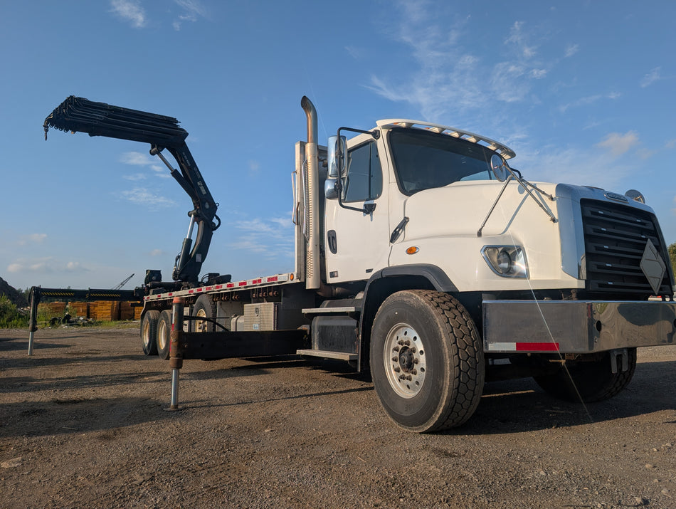 15 Freightliner 114SD Hiab 322-8