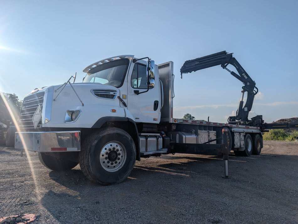 15 Freightliner 114SD Hiab 322-8